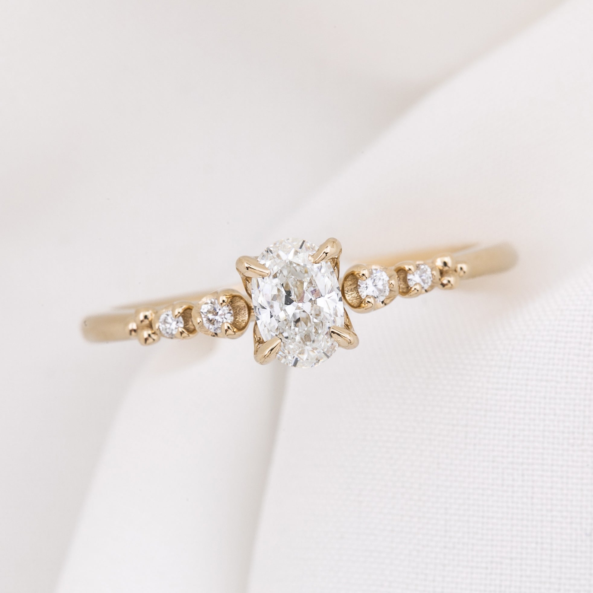 Estel Fleur Four Prongs Oval Diamond Ring