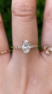 Estel Fleur Four Prongs Oval Diamond Ring