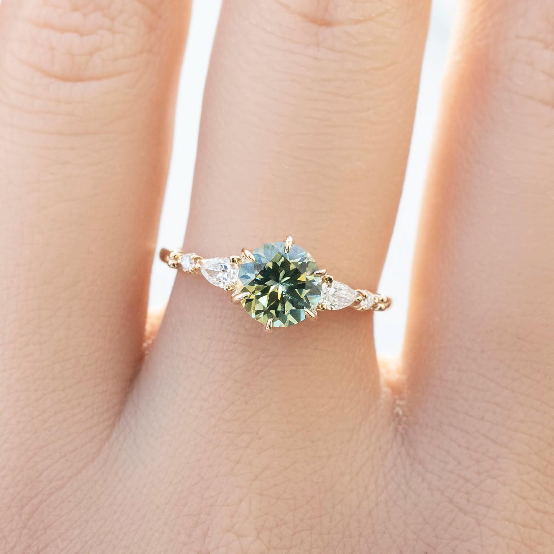 【一点物】エステルフルールペタルリング ・1.43ct・加熱モンタナ産パルティグリーンイエローサファイア・K14YG
