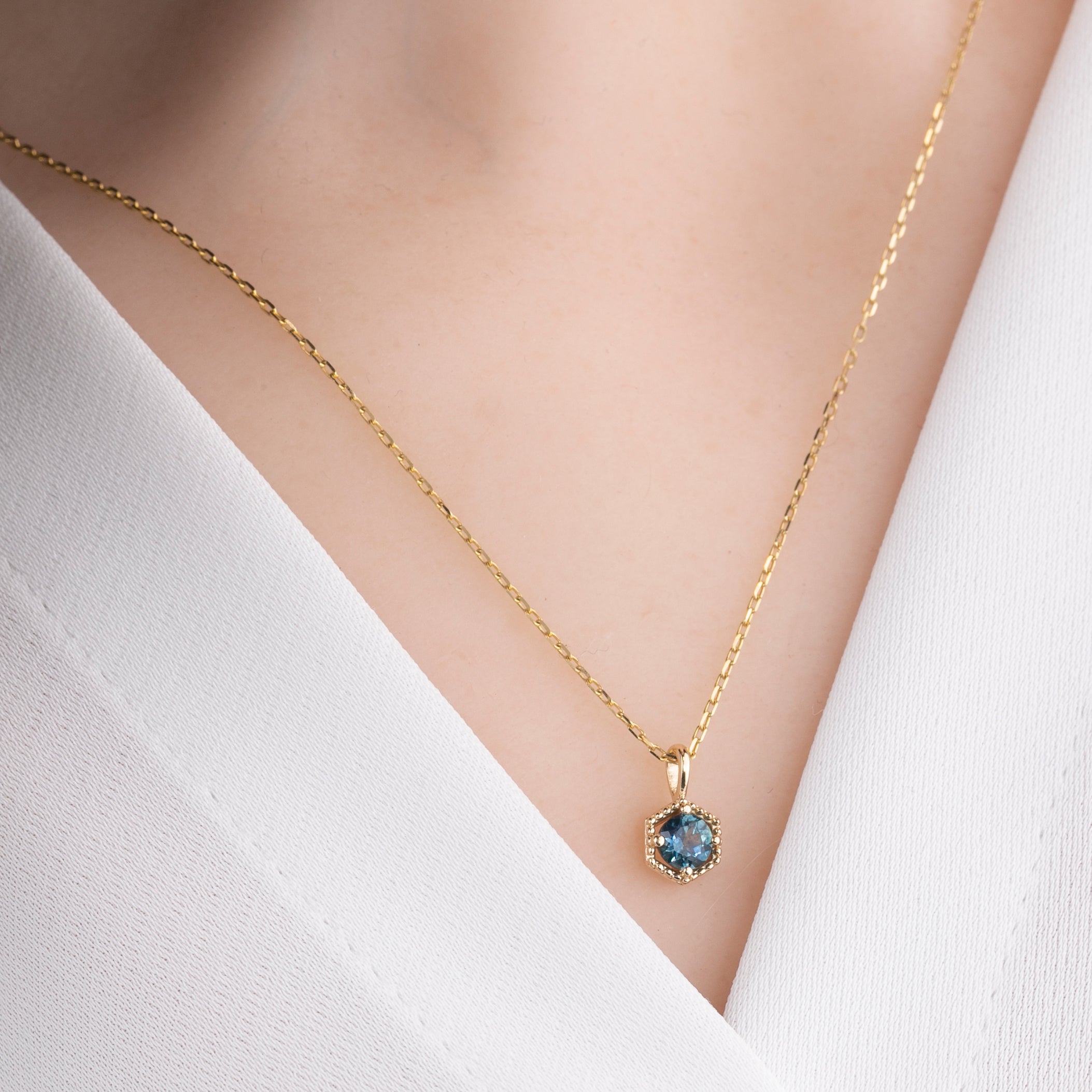 【一点もの】モンタナサファイア　ベゼルセットチャーム