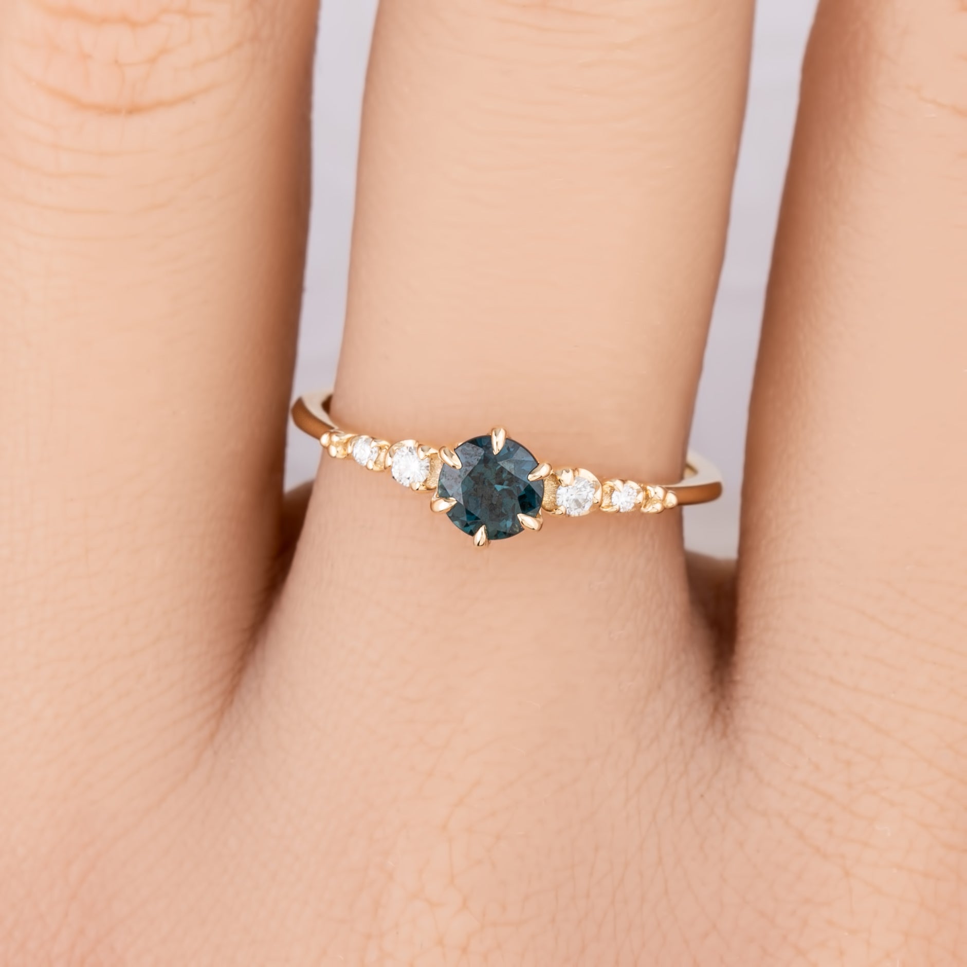 【即日配送】エステルフルールリング ・0.60ct・加熱クイーンズランド産ティールブルーグリーンサファイア・K14YG