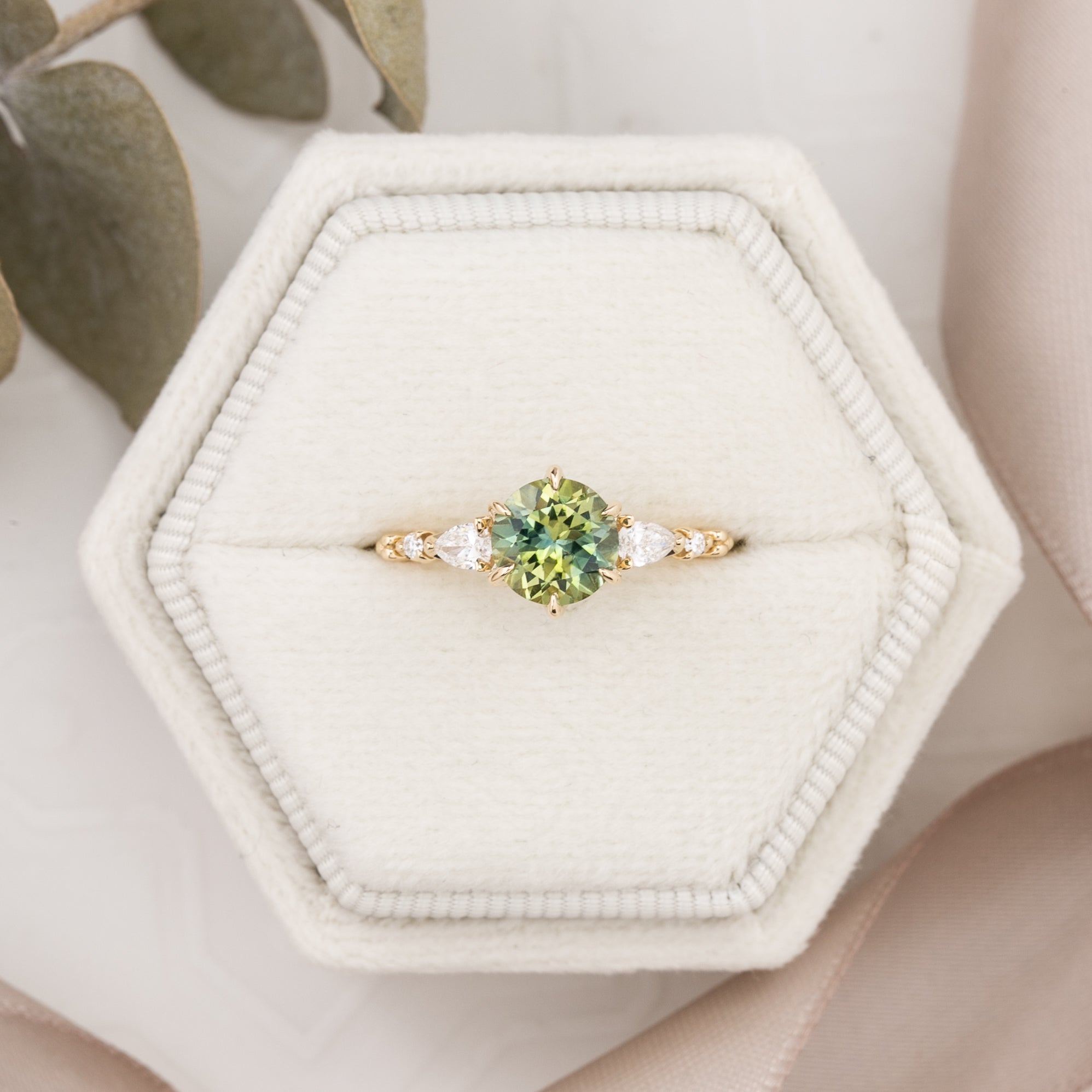 【一点物】エステルフルールペタルリング ・1.43ct・加熱モンタナ産パルティグリーンイエローサファイア・K14YG