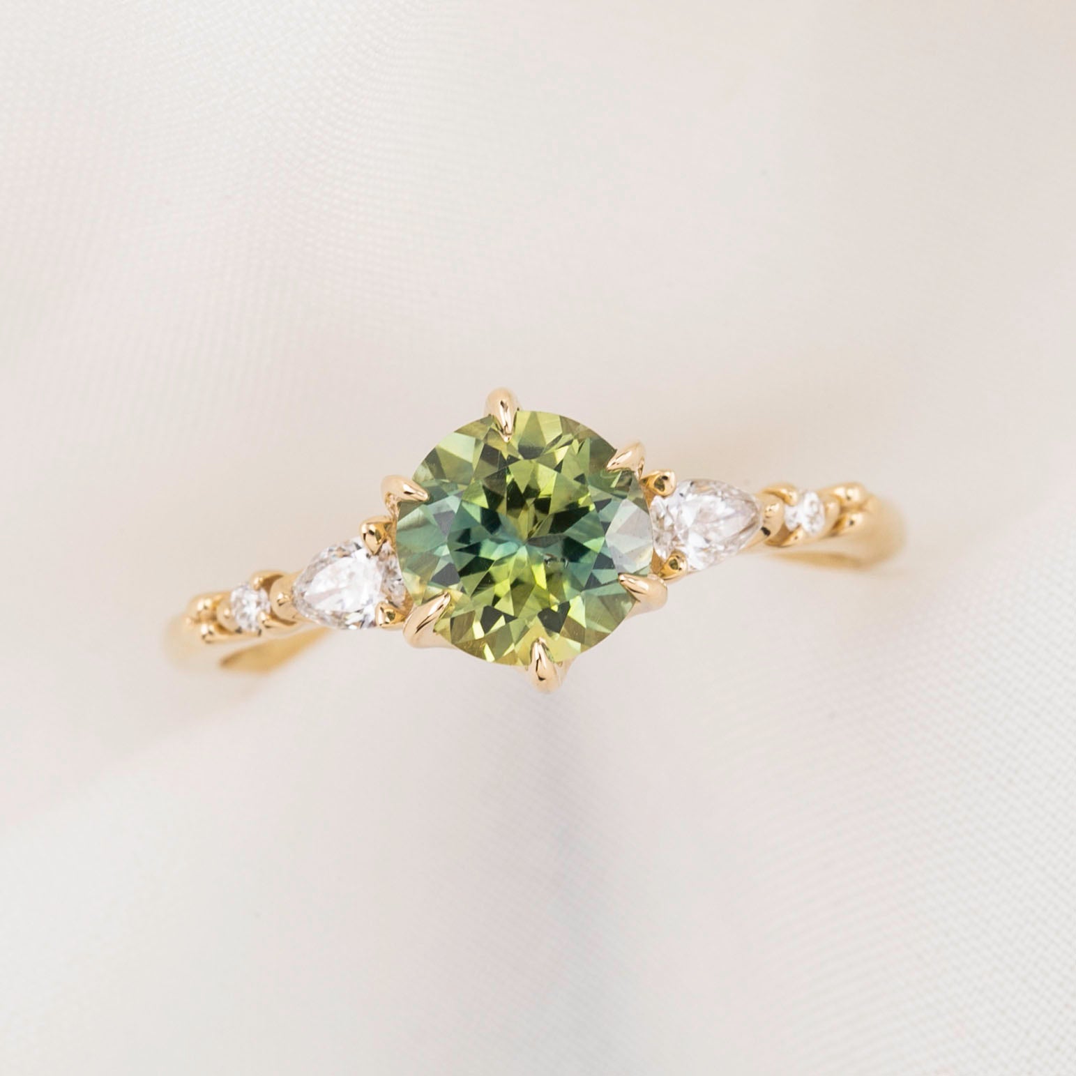 【一点物】エステルフルールペタルリング ・1.43ct・加熱モンタナ産パルティグリーンイエローサファイア・K14YG