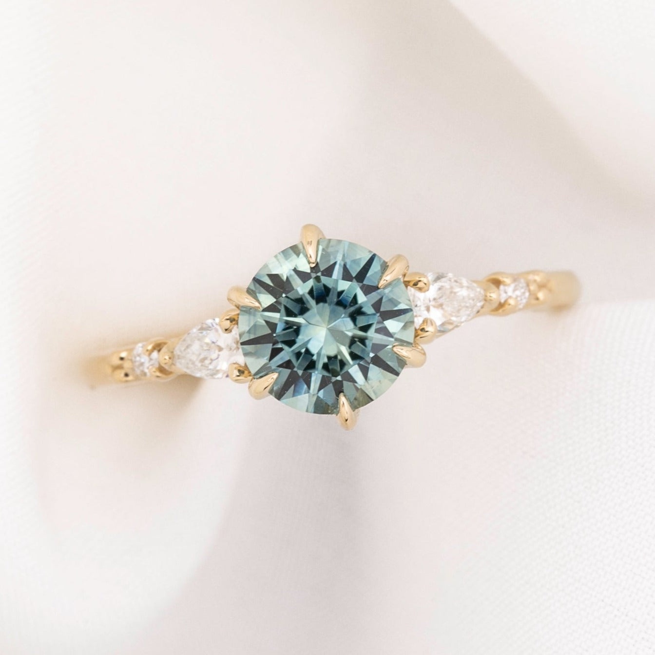 【一点物】エステルフルールペタルリング ・1.50ct・加熱モンタナ産アクアブルーサファイア・K14YG