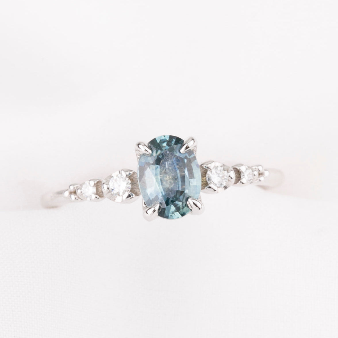 【一点物】エステルリュックスリング ・0.81ct・加熱モンタナ産ティールブルーサファイア・K14WG