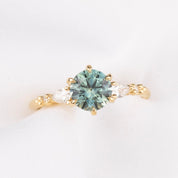 【一点物】エステルフルールペタルリング ・1.50ct・加熱モンタナ産アクアブルーサファイア・K14YG