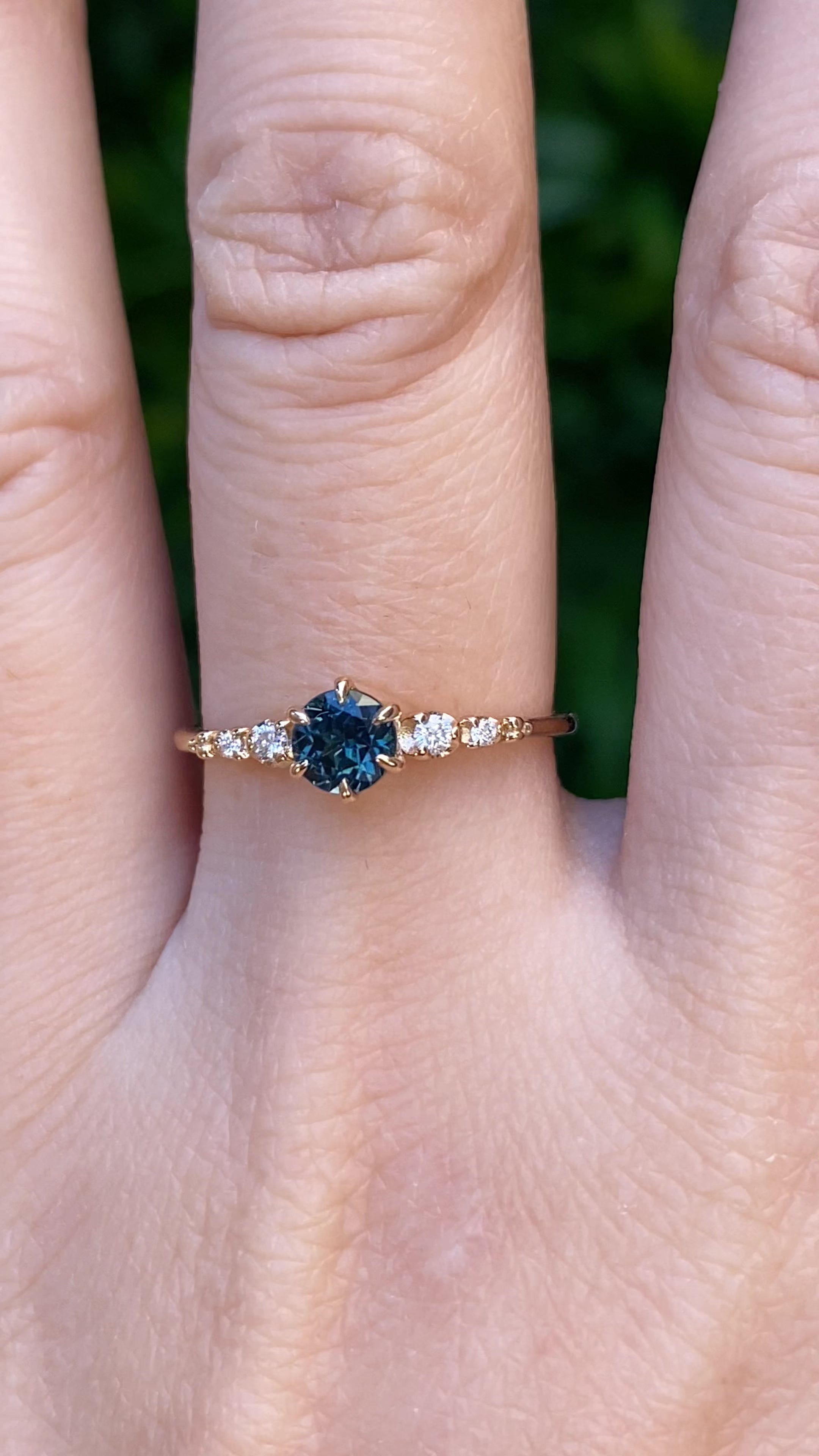 【即日配送】エステルフルールリング ・0.60ct・加熱クイーンズランド産ティールブルーグリーンサファイア・K14YG