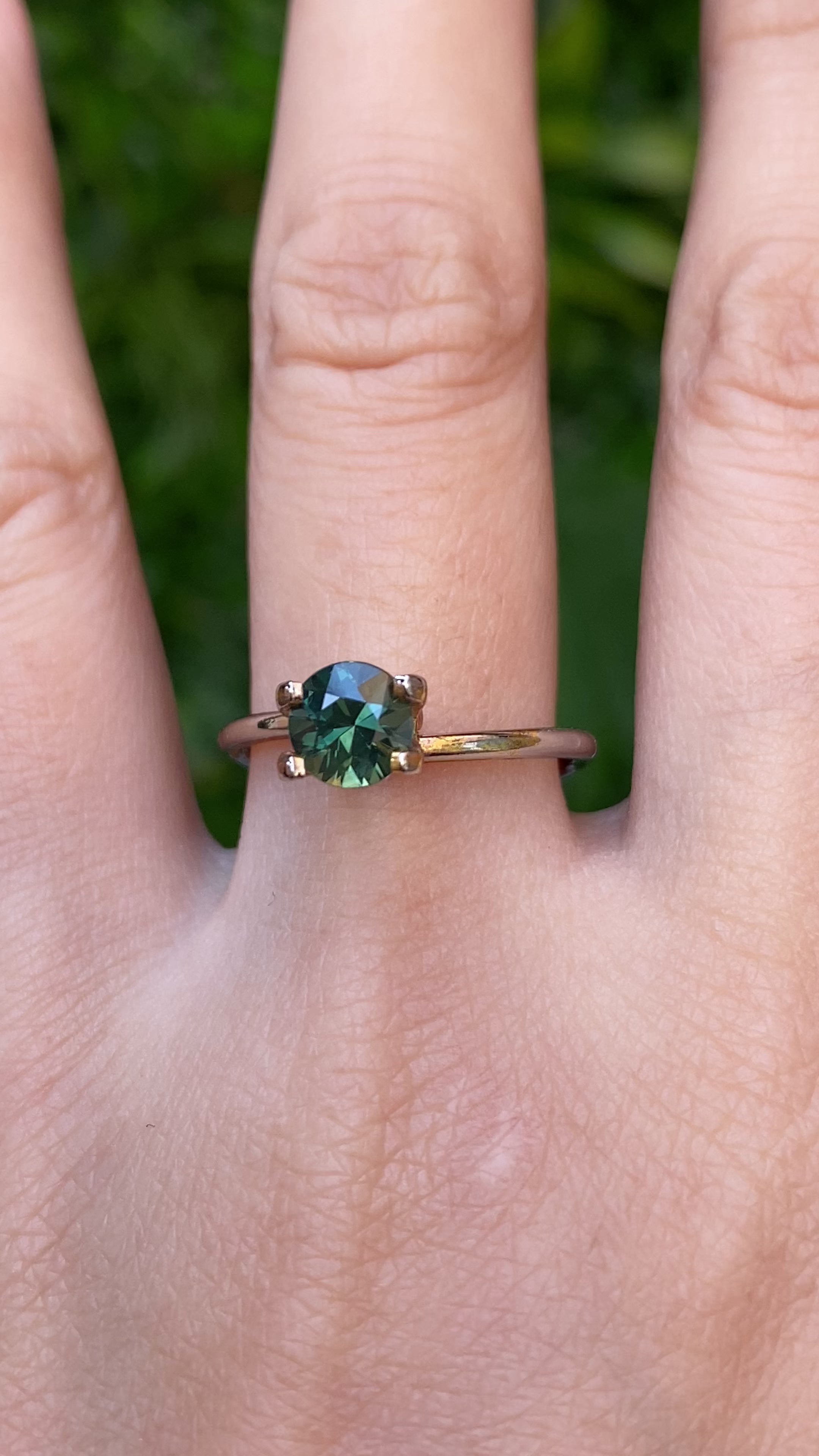 1.02ct Round Cut Peacock Green Sapphire SR399