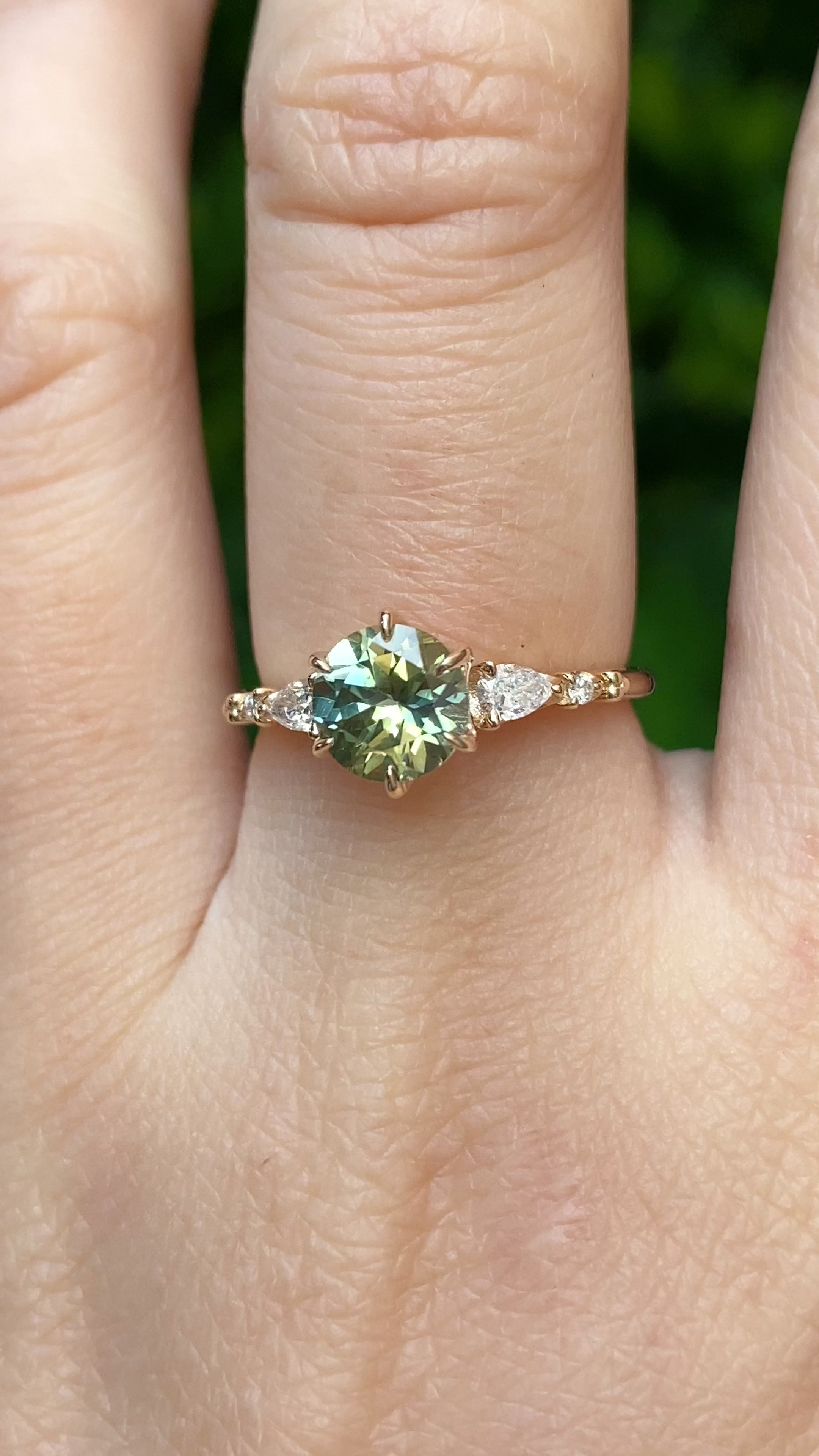 【一点物】エステルフルールペタルリング ・1.43ct・加熱モンタナ産パルティグリーンイエローサファイア・K14YG