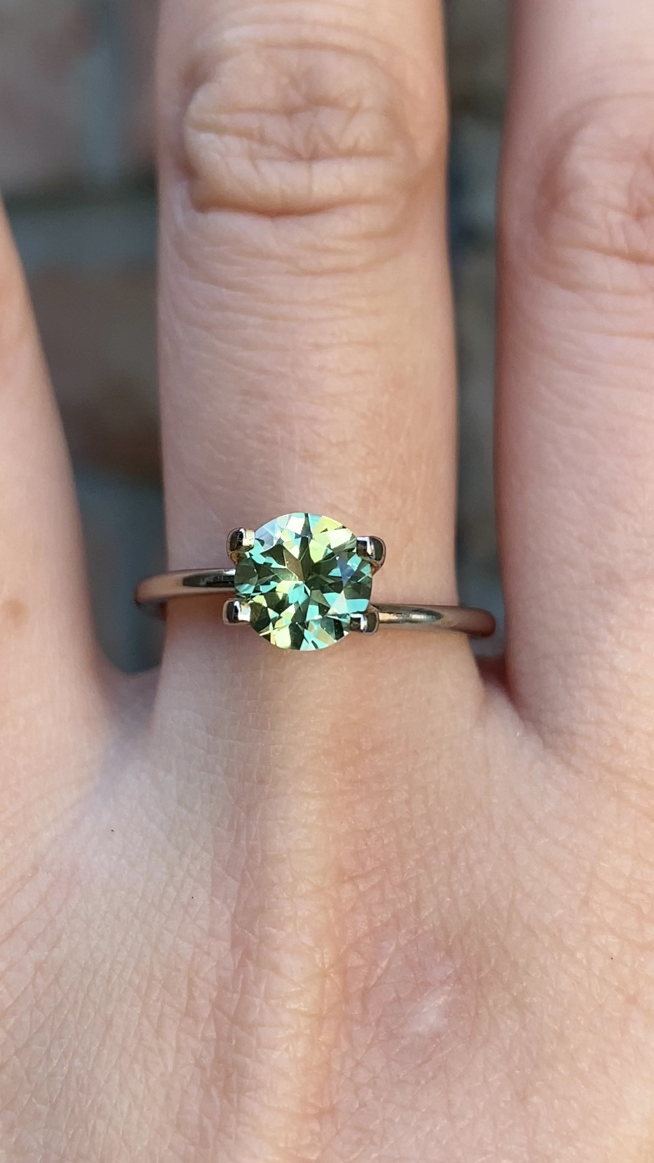 1.36ct Round Cut Green Yellow Montana Sapphire SR285