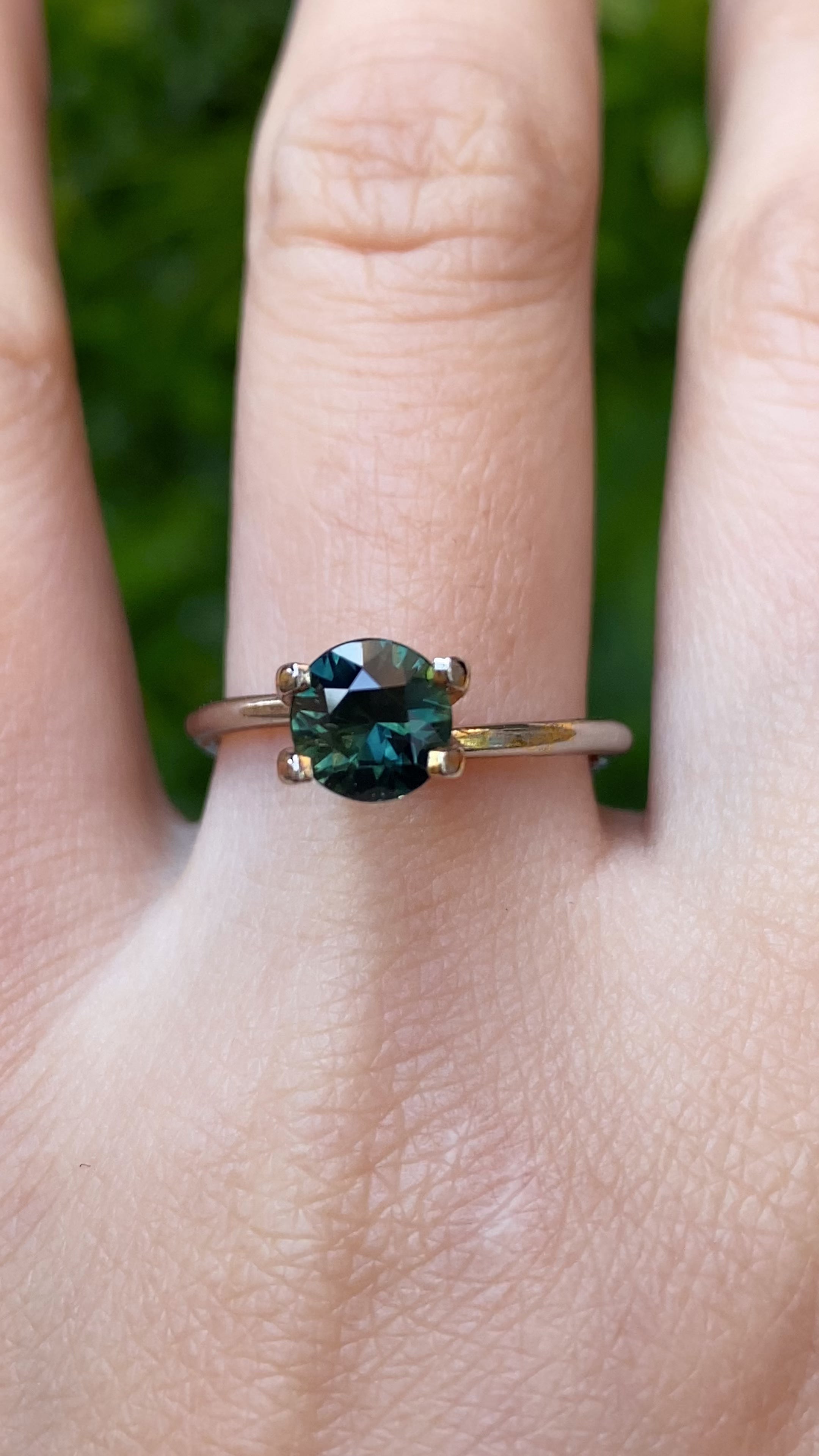 1.08ct Round Cut Peacock Green Sapphire SR400