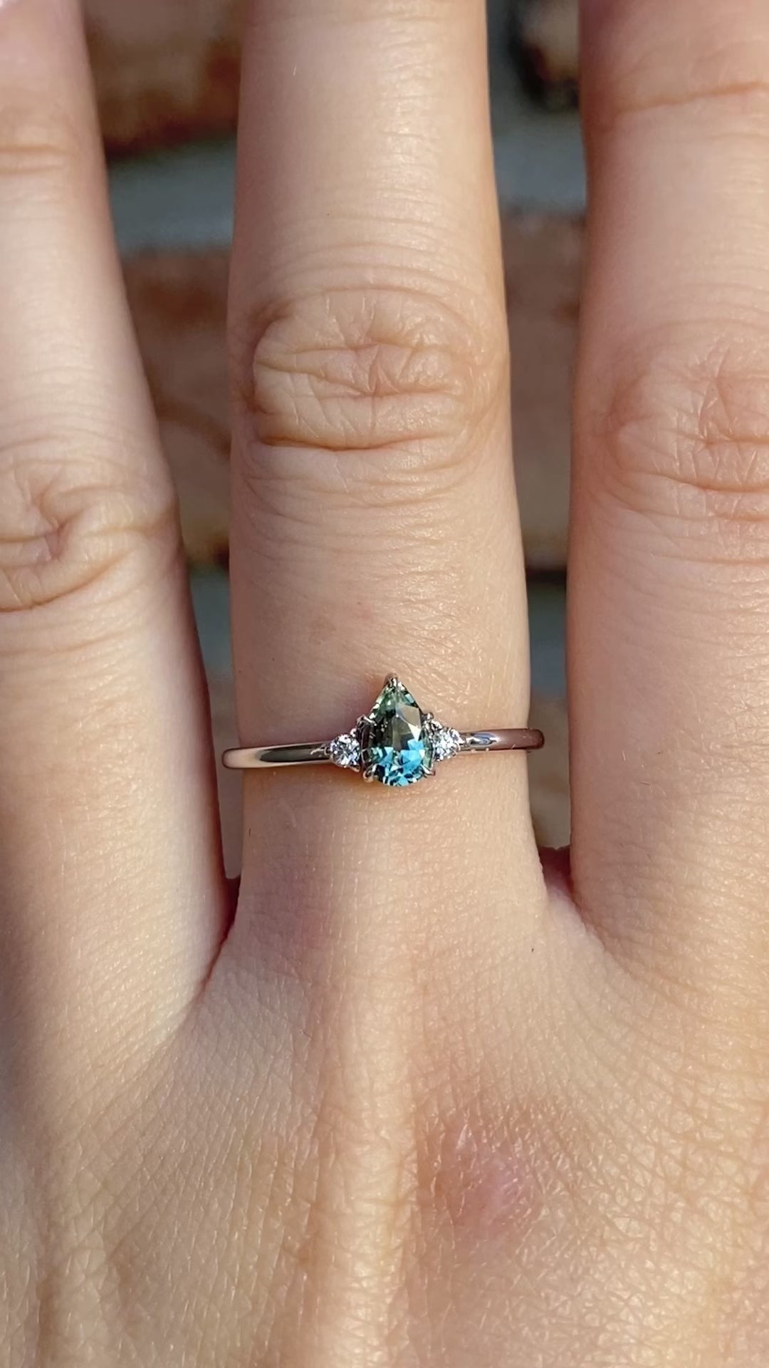 エミリリング　0.55ct Light Green Montana Sapphire 14K White Gold