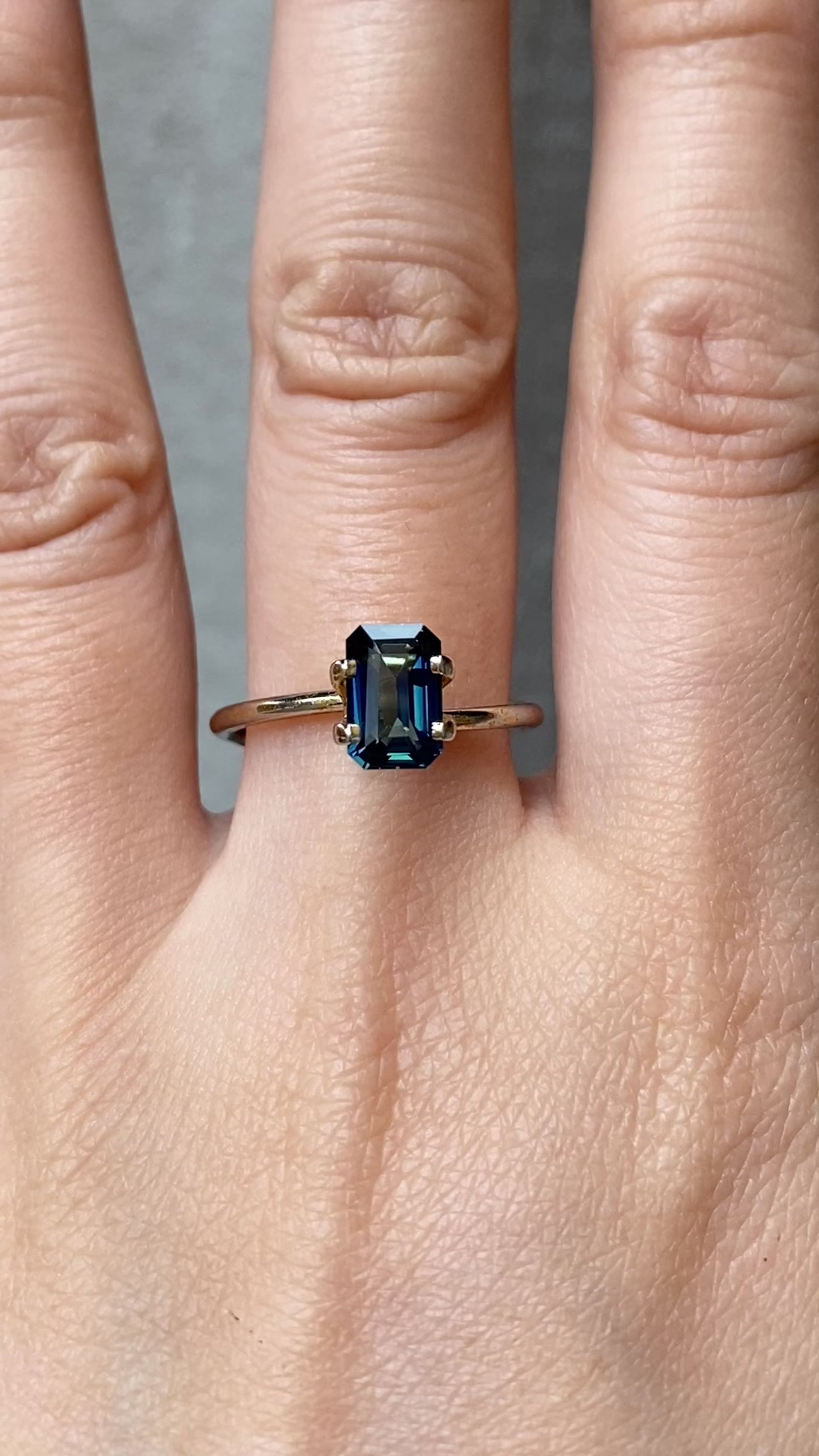1.72ct エメラルドカット ディープティールブルーサファイア マダガスカル産 SF229