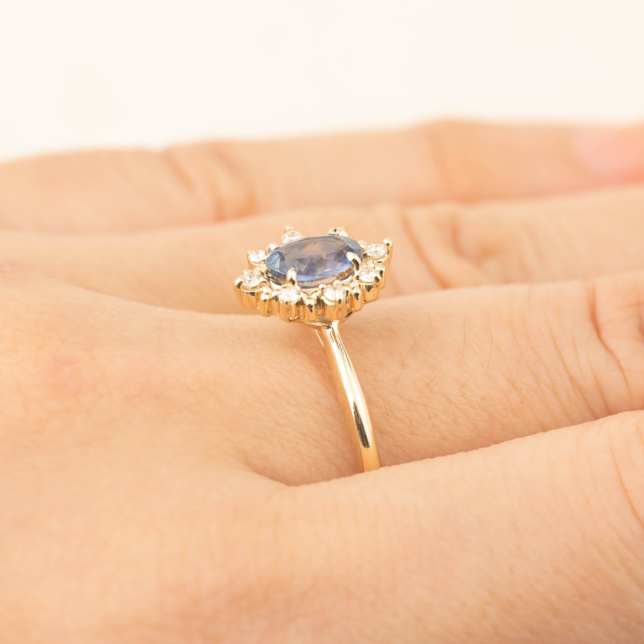 ビクトリアリング　ブルーモンタナサファイア　0.90ct　14Kイエローゴールド