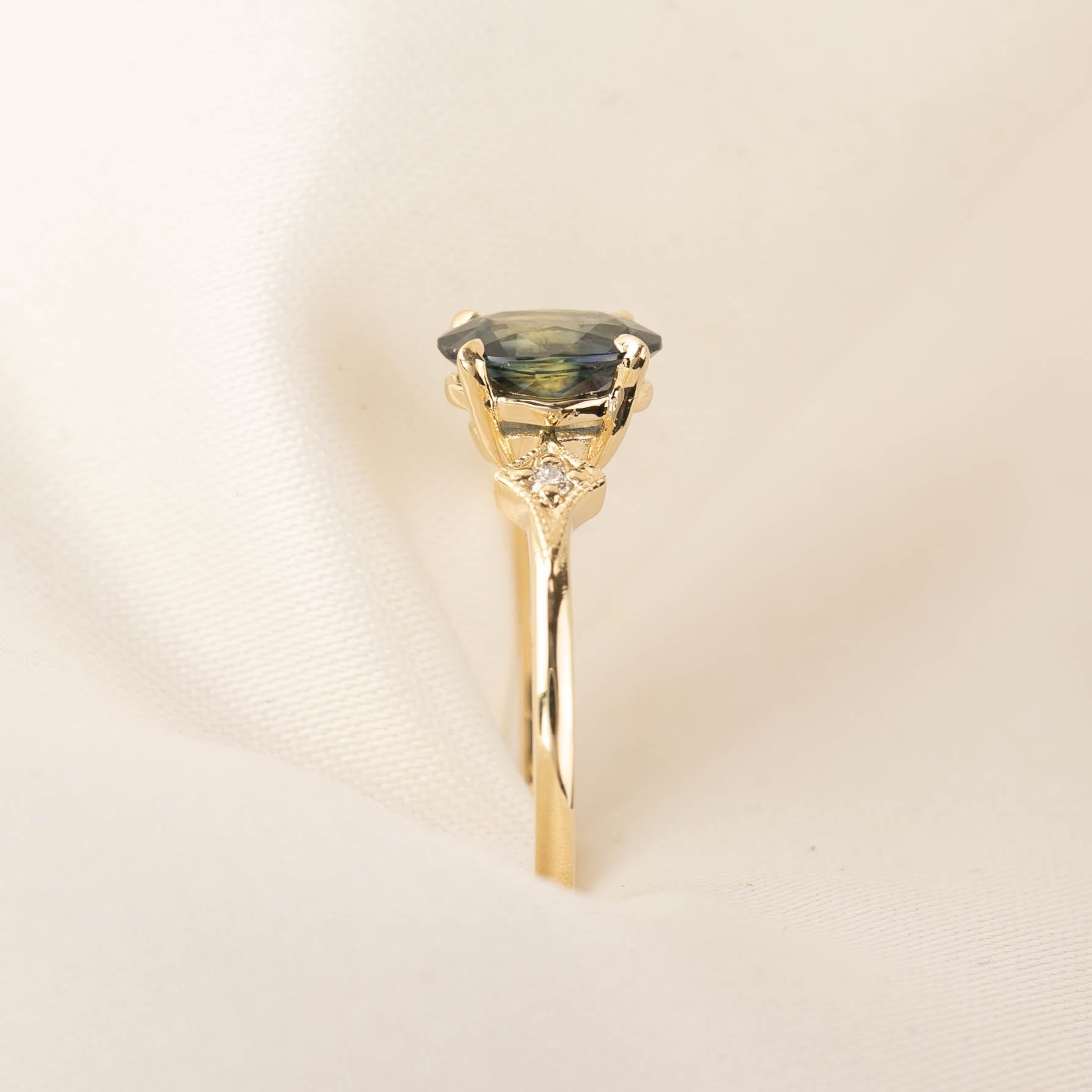 Charlene Setting (Oval cut)