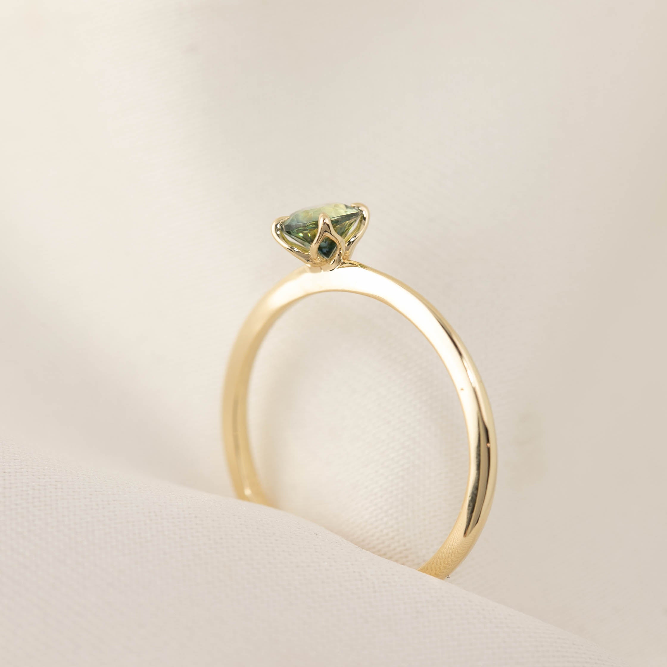 Sara Ring 5mm 0.50ct Parti Green Yellow Montana Sapphire
