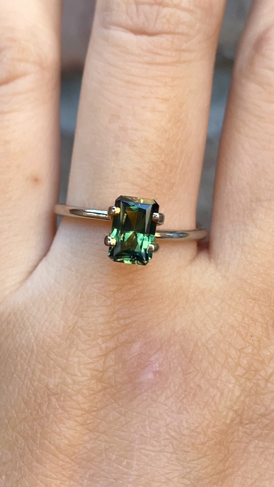 1.48ct エメラルドカット グリーンサファイア クィーンズランド産 SF059