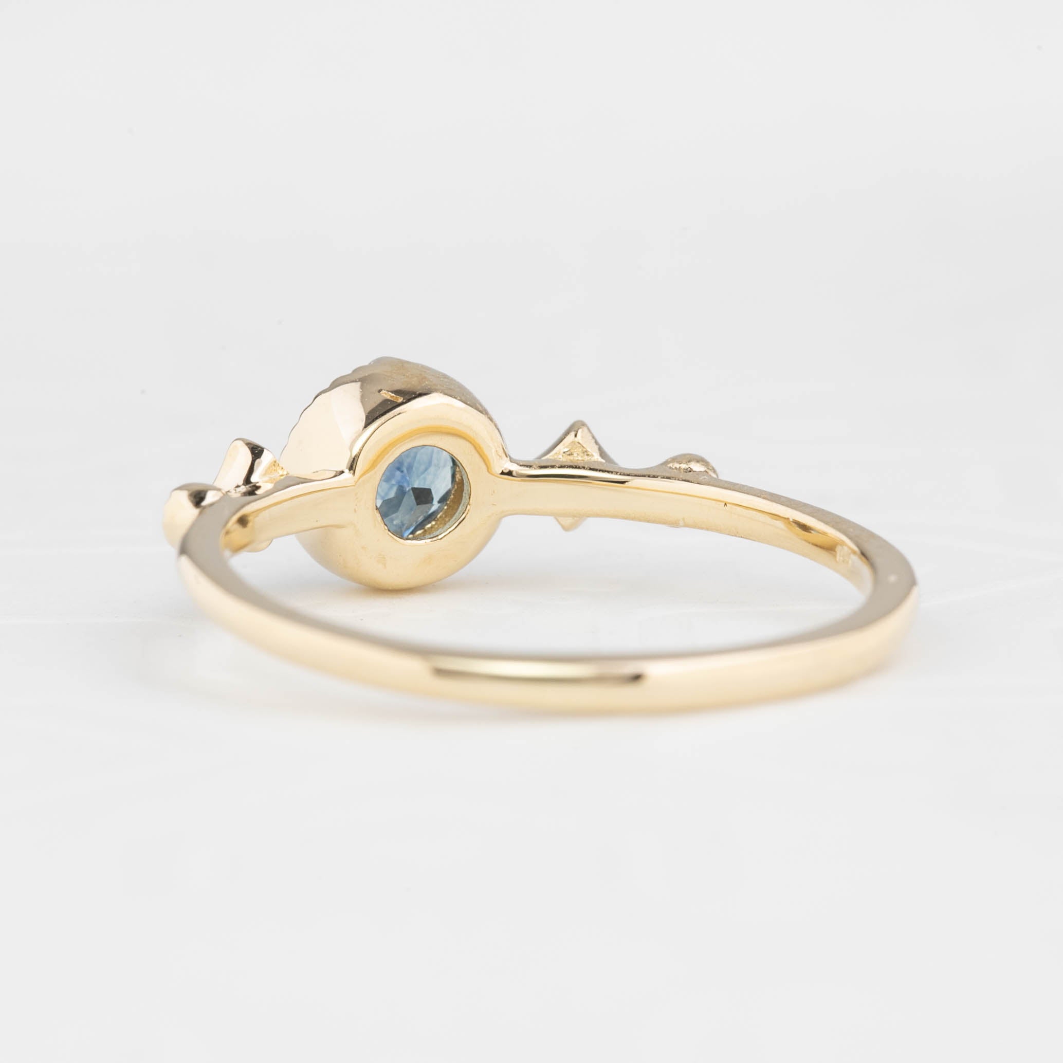 Stella Ring 5mm 0.60ct Blue Montana Sapphire 14K Yellow Gold