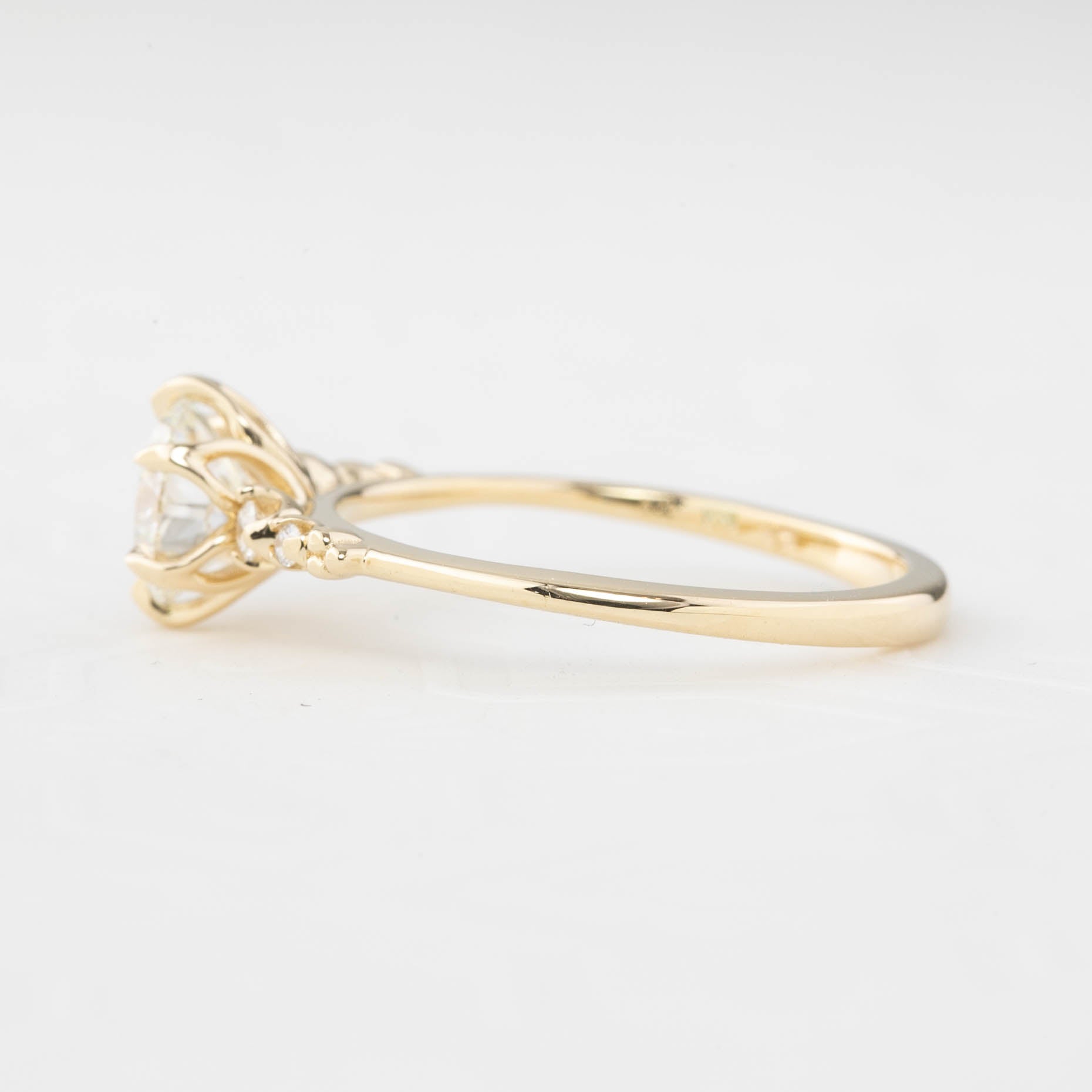 エステルフルールリング　ブリリアントカットダイヤモンド　1.0ct　GIA鑑定書付き