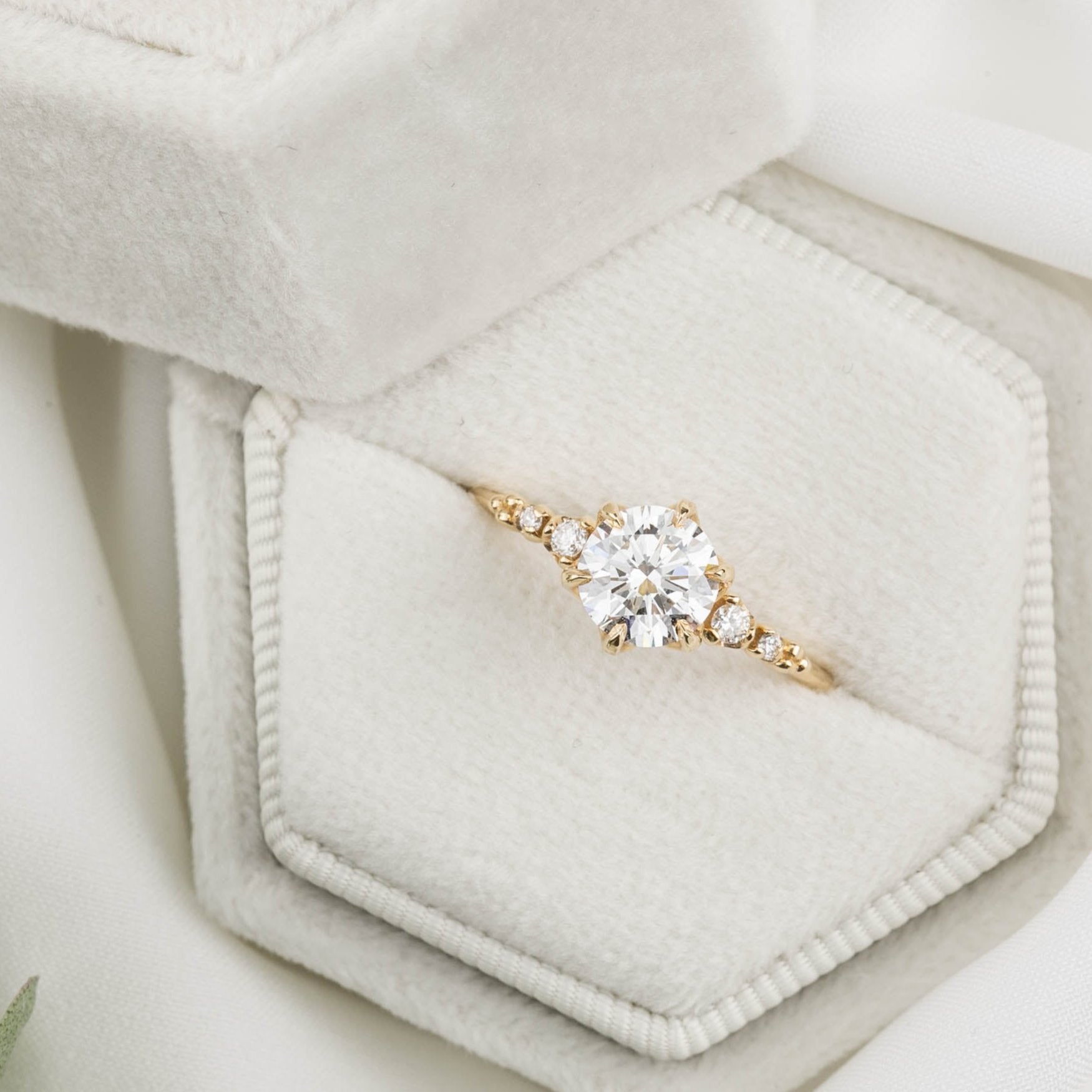 エステルフルールリング　ブリリアントカットダイヤモンド　1.0ct　GIA鑑定書付き