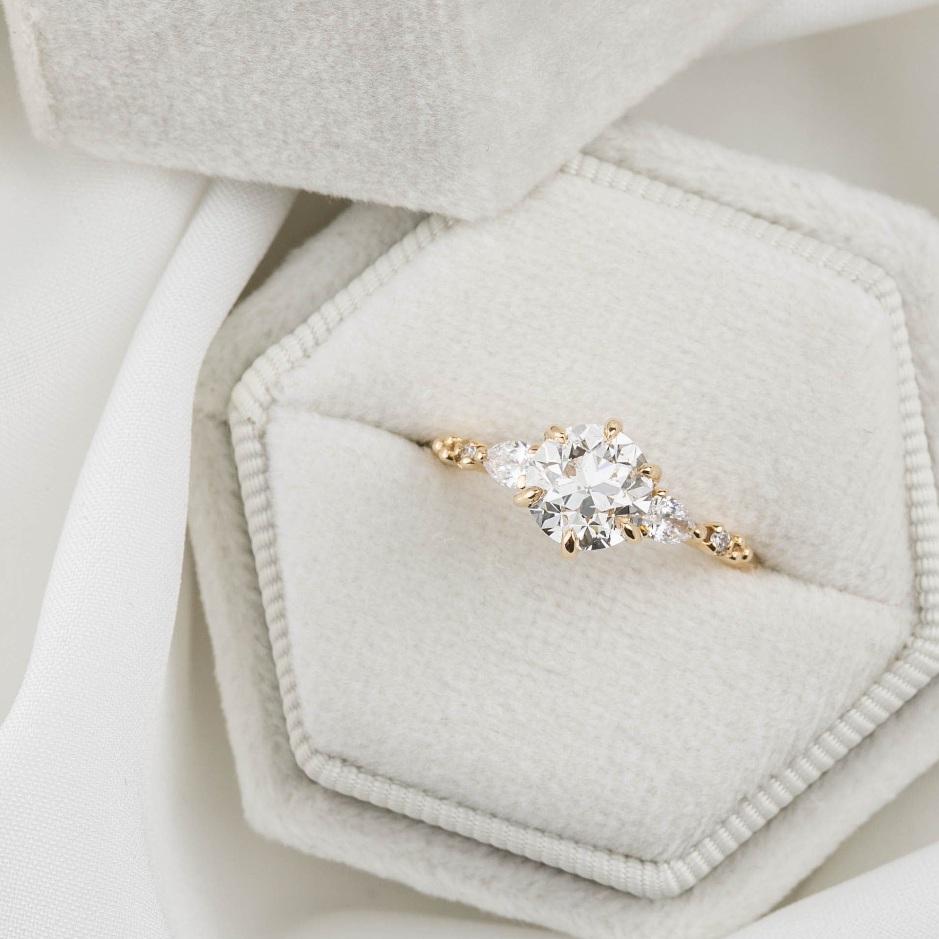 エステルフルールリング　オールドマインクッションカットダイヤモンド　1.30ct　GIA鑑定書付き